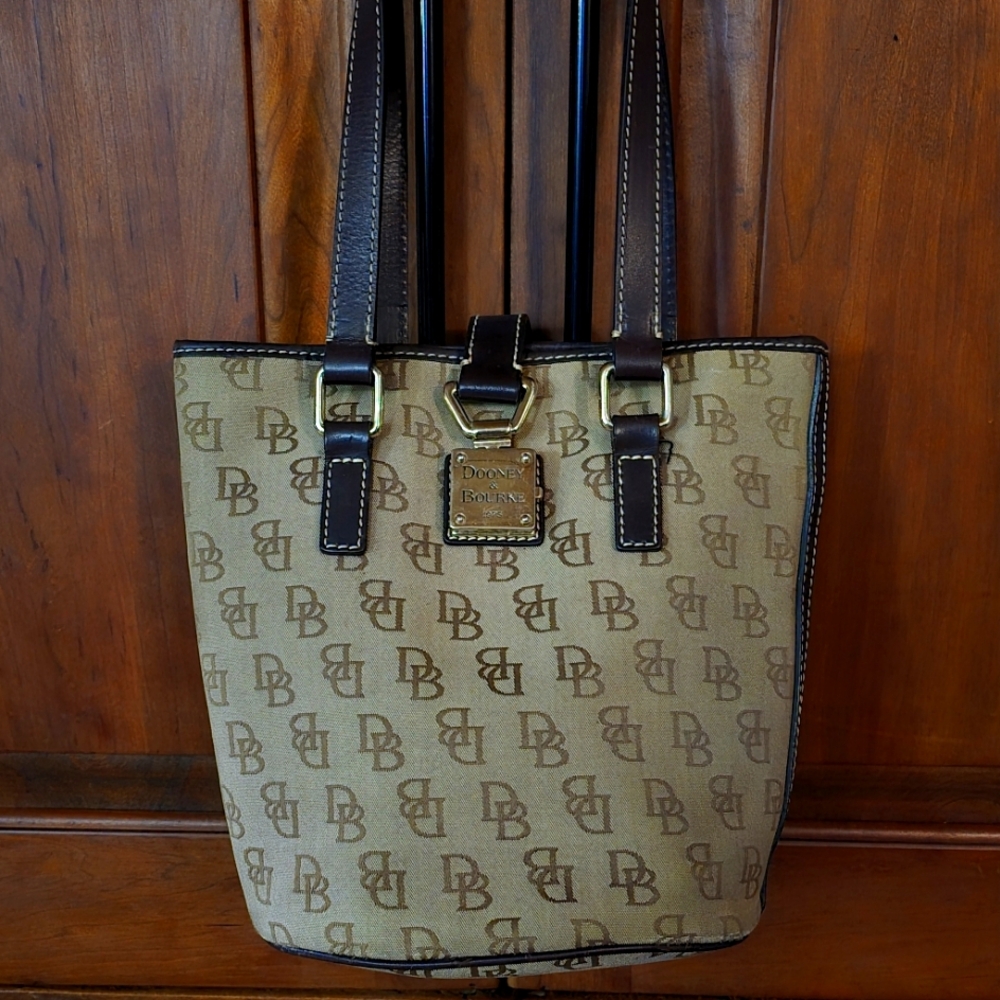DOONEY & BURKE BUCKET BAG